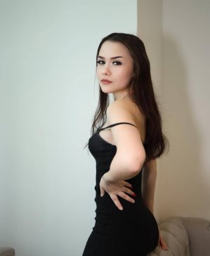 Хлоя, 21